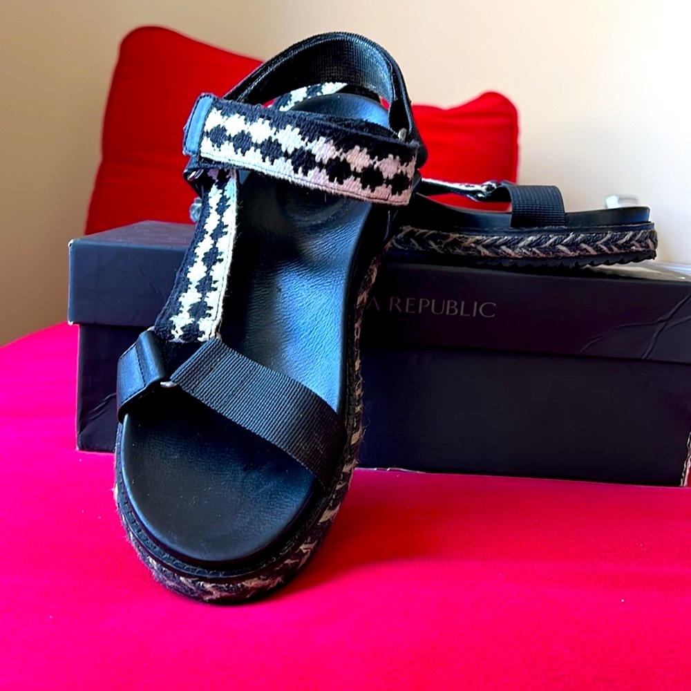 Banana Republic sandals, Velcro black sandals , size 7, platform Velcro sandals